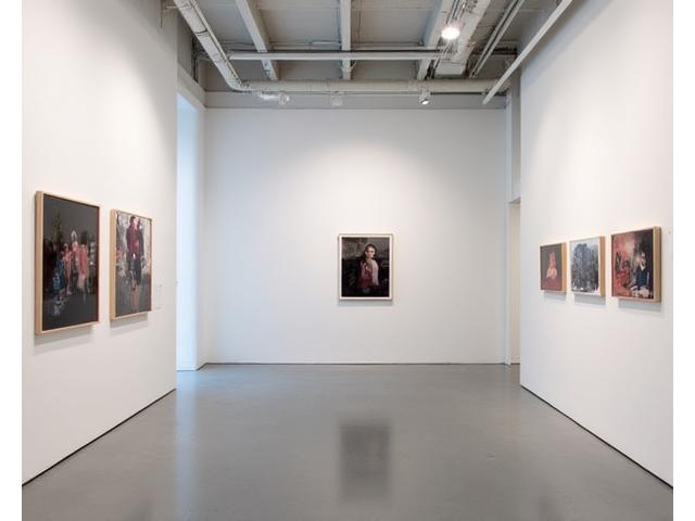 Moderni valokuva-installaatio galleriassa, teos koostuu useista kuvista ja objekteista.
