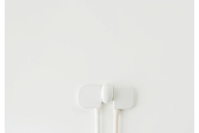 Minimalistinen tuotekuvaus design-esineestä vaalealla taustalla